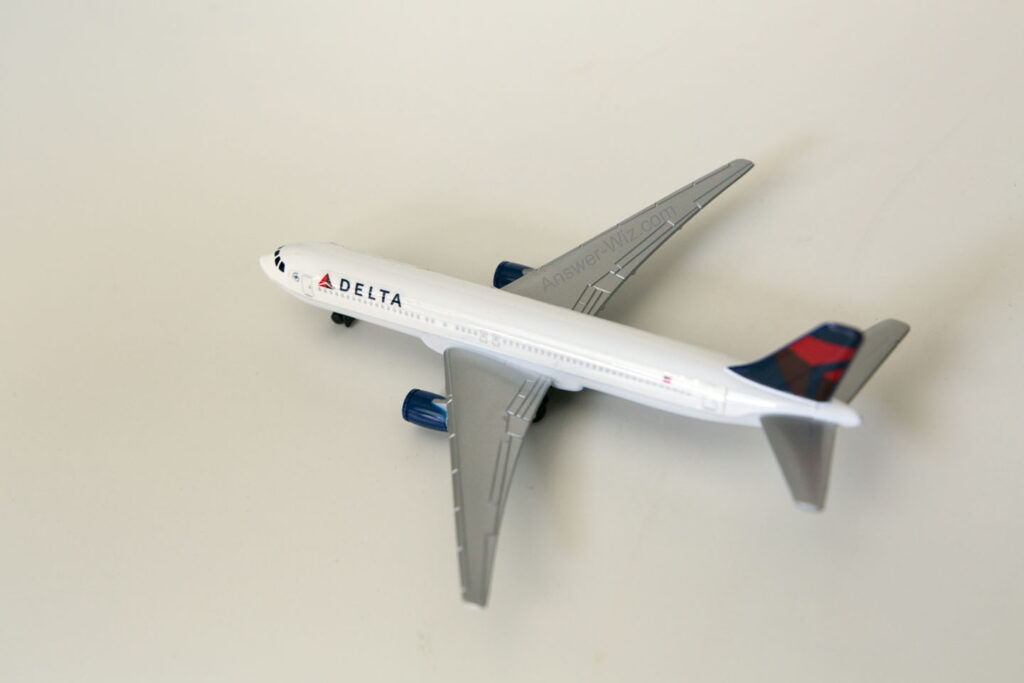 delta toy plane